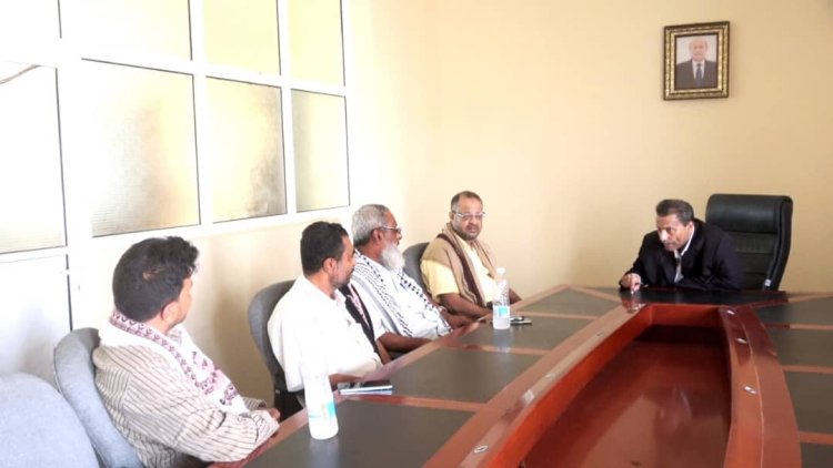 محافظ أبين يناقش مع رؤساء الجمعيات السمكية سبل دعم المرافق الخدمية بمدينة شقرة