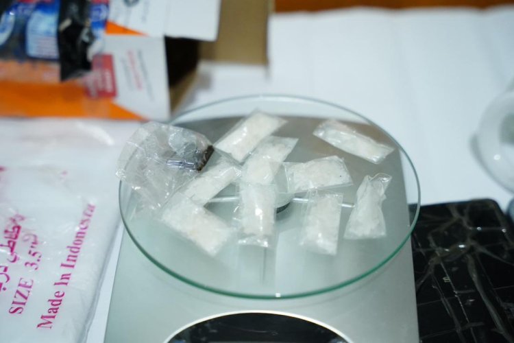 مكافحة المخدرات بحضرموت توجه ضربة رابعة لعصابة تقودها امرأة وتضبط 4 كيلوجرام حشيش وكمية من الشبو