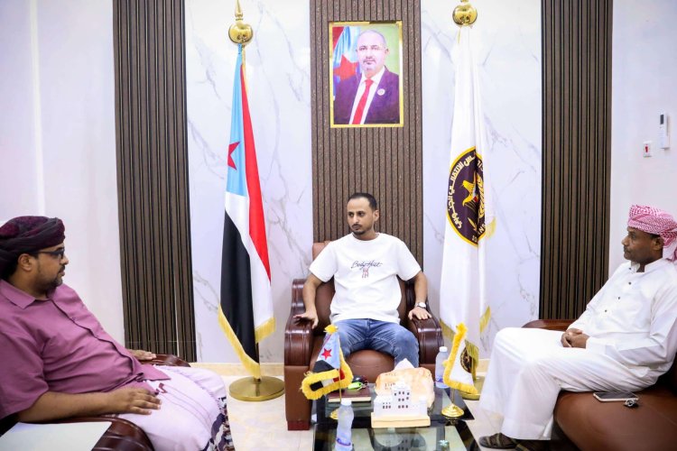 فريق التوجيه والرقابة الرئاسي يناقش تطوير العمل التنظيمي مع عدد من إدارات انتقالي المهرة