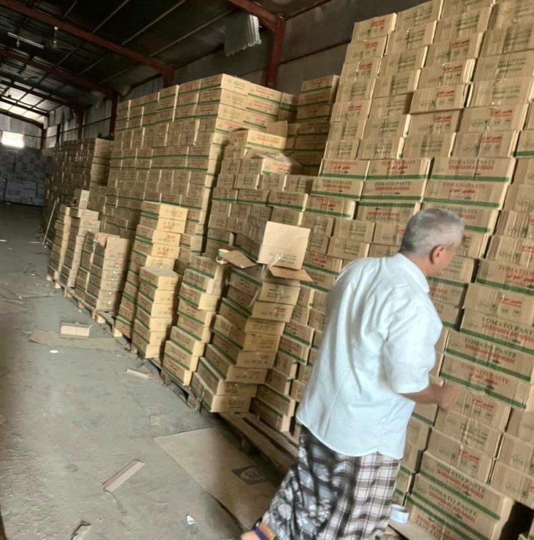 كارثة غذائية مُحتملة: ضبط مستودع يخزن آلاف العلب من الطماطم منتهية الصلاحية في العاصمة عدن