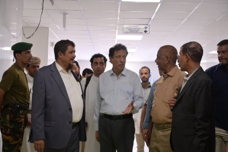 محافظ المهرة يتفقد العمل في إعادة تأهيل مستشفى الغيضة المركزي