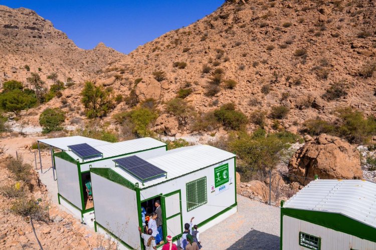 مركز الملك سلمان يسلّم الفصول البديلة وحقائب مدرسية في أرياف المكلا لدعم التعليم