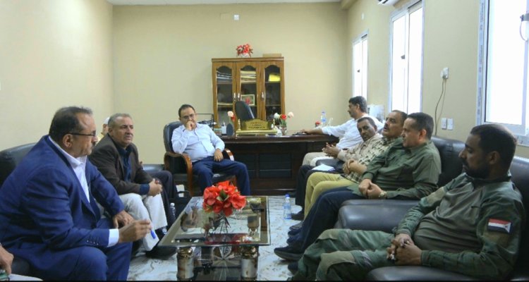 فريق التوجيه والرقابة الرئاسي والحالمي يناقشا تفعيل الدور الرقابي لضبط الأسعار في اسواق محافظة لحج