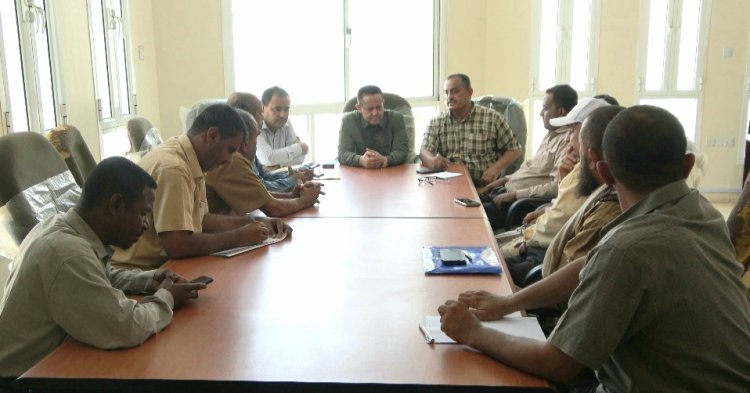 فريق التوجيه والرقابة الرئاسي يلتقي بمدير عام المؤسسة المحلية للمياه والصرف الصحي في محافظة لحج