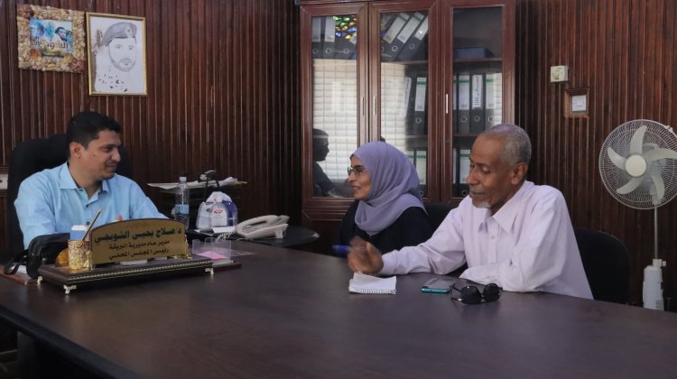 مدير عام البريقة يناقش مع مركز رؤى للدراسات مشروع أنقذوا السلاحف في خليج عدن