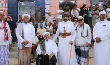 شبام تحتفي بموروثها الشعبي.. مدير عام المديرية يشارك أبناء الحوطة مطلع شيخ المطالع ويؤكد على صون الهوية الحضرمية