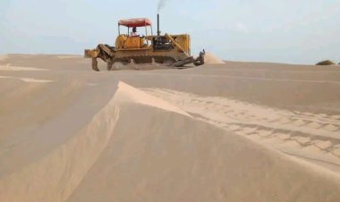 تحسين وصيانة طريق النقبة – بئر علي في شبوة لضمان استمرارية الحركة المرورية