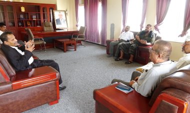 محافظ أبين يلتقي وكلاء المحافظة لمناقشة التحديات الأمنية والتنموية