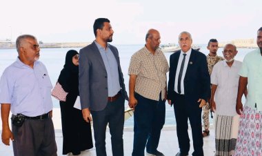 فريق التوجيه والرقابة الرئاسي يزور هيئة المصائد السمكية في البحر العربي ويطّلع على سير العمل بمرافقها في المكلا