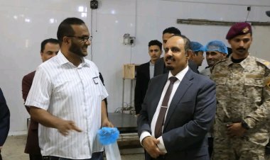 محافظ حضرموت يتفقد مصنع المكلا لتعليب الأسماك ويشيد بمستوى التحديثات المنفذة