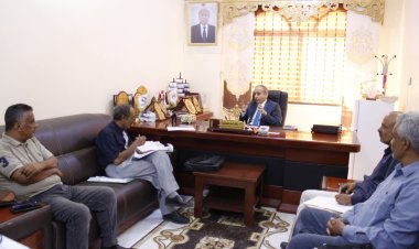 وزير التعليم العالي والبحث العلمي والتعليم الفني والتدريب المهني يلتقي لجنة المناقصات لمناقشة نتائج فتح مظاريف مشروع تشييد كلية مجتمع سمو الشيخ صباح الأحمد بسقطرى  ​