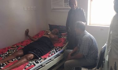 رئيس فريق التوجيه السياسي يطمئن على صحة الشاعر الكبير صالح خميس الحداد بعد إجراء عملية جراحية في عتق