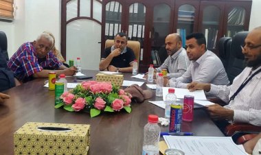 العُمري يطّلع على التقرير الفصلي لمكتب الصناعة ويوجه بإصدار قائمة سعرية موحّدة خلال أسبوع لتعزيز حماية المستهلك