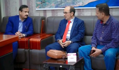 المحافظ بن الوزير يبحث مع قيادة الهيئة العامة للتأمينات والمعاشات سبل تطوير أداء فرع الهيئة بالمحافظة