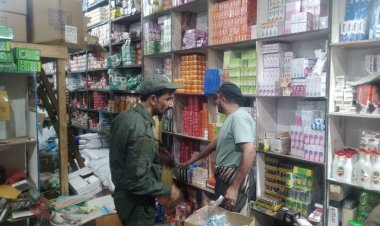 حملة أمنية واسعة بلودر على المحلات التجارية لضبط المواد الغذائية منتهية الصلاحية