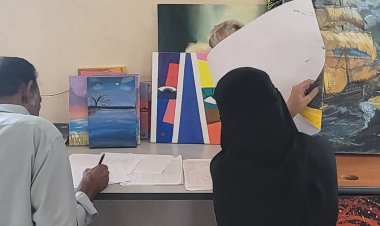 لجنة الفنون التشكيلية والابتكار يقيمون الأعمال التي ستشارك في مهرجان الطفل الموهوب