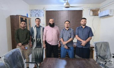 مدير أراضي أبين يستقبل فريق المبادرة الشبابية لترميم الطريق الدولي ويشيد بجهودهم في خدمة المحافظة