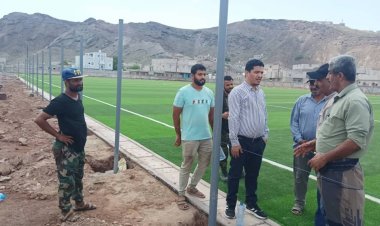 مدير عام البريقة يتفقد سير العمل في مشروع تسييج معلب نادي الجزيرة بمنطقة صلاح الدين