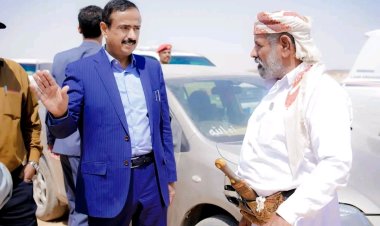 محافظ شبوة يدشّن مشروع توسعة المدخل الغربي لمدينة عتق ويتفقد أعمال الإنارة الجارية فيه