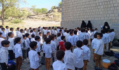 رجل خير يتكفّل بثلاث معلمات لتعليم تلاميذ الصف الأول بمدرسة يسلم حسين بمنطقة رخمة بيافع رصد.. وآخران يطبعان كتباً مدرسية دعماً للتعليم