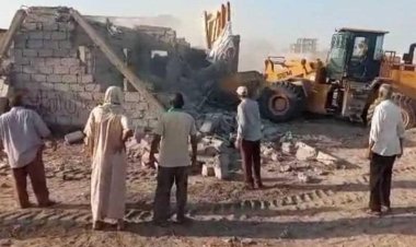 المقدم الحالمي أثناء إزالة أبنية عشوائية بخور مكسر.. مستمرون في إزالة العشوائيات وارجاع الحقوق لأصحابها