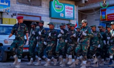 قوات الحزام في يافع تنظم عرضا عسكريًا لسرايا رمزية تزامنًا مع عيد أكتوبر المجيد