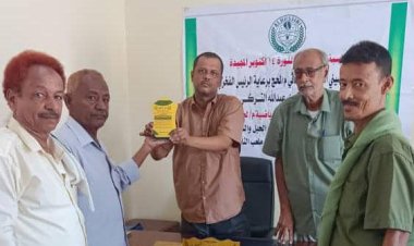 إدارة نادي الحسيني بلحج تكرم مدير مكتب الشباب والرياضة