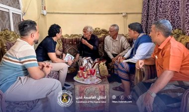 السقاف يزور الشاعر المخضرم عبدالله عبدالكريم للاطمئنان على صحته