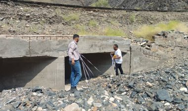 فريق هندسي ينفذ نزولًا ميدانيًا إلى منطقة ثنهة بسرار لإعداد دراسة حول أضرار السيول