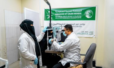 مركز الملك سلمان يختتم في المكلا مخيم نور السعودية لجراحة العيون بمئات العمليات المجانية