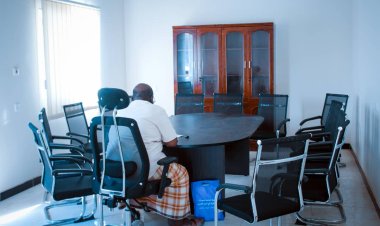 مدير هيئة المصائد السمكية ببروم ميفع يتفقد تجهيزات موقع الإنزال السمكي في حصيحصة بدعم من GIZ