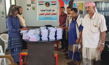 انتقالي كرش يسلم مدارس المديرية عدداً من الكتب المدرسية  دعماً للتعليم