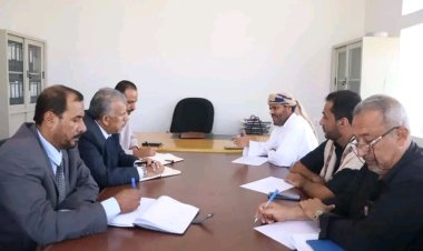 فريق التوجيه والرقابة الرئاسي يلتقي مدير فرع المؤسسة العامة للمياه والصرف الصحي بمحافظة المهرة