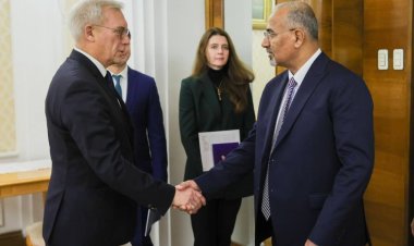 الرئيس الزُبيدي يصل موسكو ويلتقي وزير خارجية روسيا الاتحادية