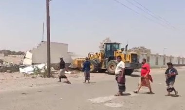 بتوجيهات المحافظ لملس.. إزالة بناء عشوائي وفتح شارع الأربعين في جعولة بدار سعد بإشراف وحدة حماية الأراضي