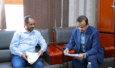 محافظ شبوة يناقش مع مدير عام الصحة ترتيبات إقامة المخيم الطبي لأمراض وجراحة العيون