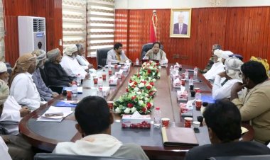 محافظ المهرة يؤكد دعم المشاريع الخدمية في حات ويوجه بإزالة النقاط الأمنية غير القانونية