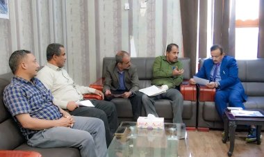 المحافظ بن الوزير يناقش مع قيادات المياه والموارد المائية مشروعات حيوية لتعزيز الأمن المائي وتنمية الريف بالمحافظة