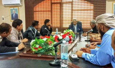 محافظ لحج يؤكد على الانضباط المالي والرقابي ويوجه بضبط الأسعار وتحسين الخدمات في المديريات