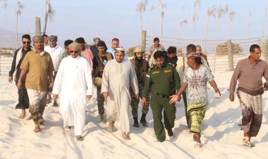 محافظ سقطرى يزور مخيم عومق السياحي ويشيد بجهود إنعاش الموسم السياحي في الأرخبيل