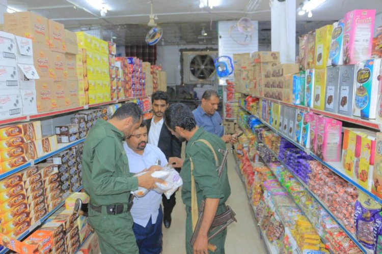 حملة تفتيش بالعبر تضبط مواد مسرطنة ومنتهية الصلاحية وتؤكد استمرار الرقابة على الأسواق