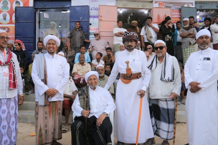 شبام تحتفي بموروثها الشعبي.. مدير عام المديرية يشارك أبناء الحوطة مطلع شيخ المطالع ويؤكد على صون الهوية الحضرمية