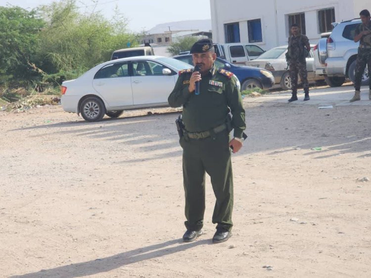 مدير عام شرطة شبوة يشدد على تعزيز الجهود للحفاظ على الأمن والاستقرار خلال الطابور الصباحي