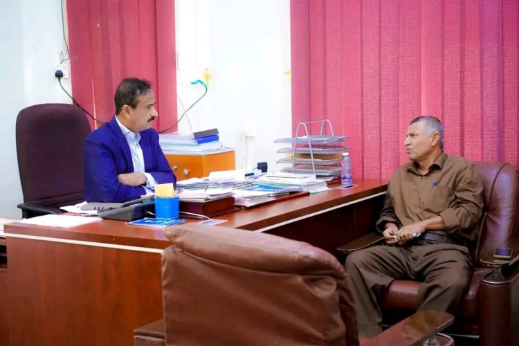 المحافظ بن الوزير يؤكد أن مشروع الصرف الصحي لمدينة عتق أولوية استراتيجية للسلطة المحلية