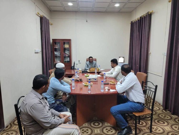 مدير مديرية تريم يتفقد مكاتب الأراضي والأشغال والنظافة ويؤكد على تعزيز التنسيق لتطوير الأداء الخدمي