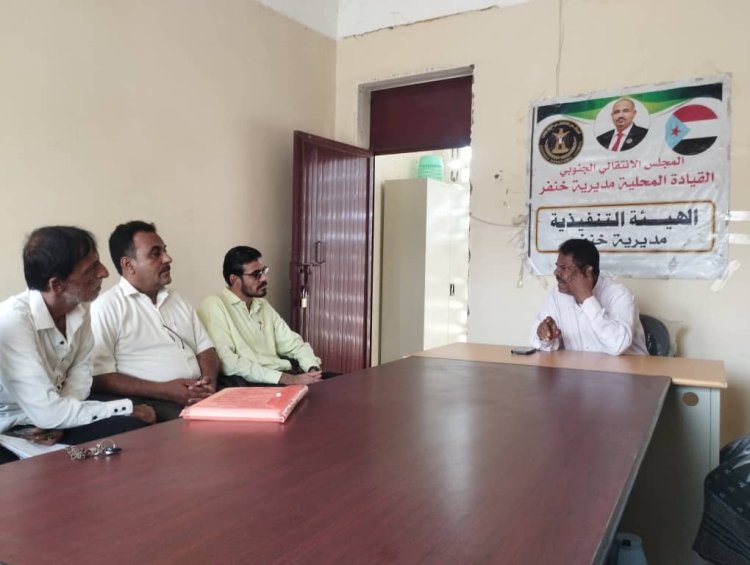 فريق التوجيه والرقابة الرئاسي يلتقي بالهيئة التنفيذية لانتقالي خنفر ويطلع على سير عملها التنظيمي