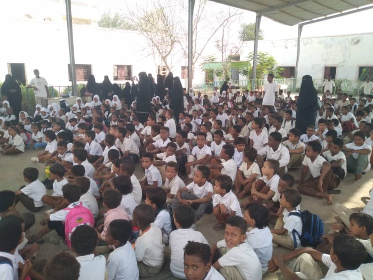 تكريم المعلمين والمعلمات المبرزين بمدرسة ابن خلدون بجعار تقديراً لعطائهم التربوي