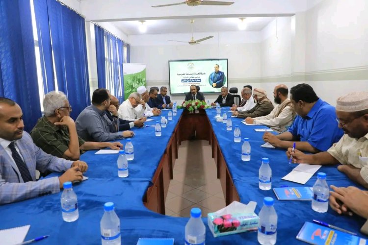 المحافظ بن ماضي يعقد لقاءً بقيادة غرفة تجارة وصناعة حضرموت ورجال المال والأعمال لبحث الدفع بمجالات الاستثمار والصناعة والتجارة