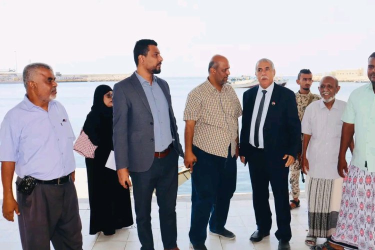 فريق التوجيه والرقابة الرئاسي يزور هيئة المصائد السمكية في البحر العربي ويطّلع على سير العمل بمرافقها في المكلا
