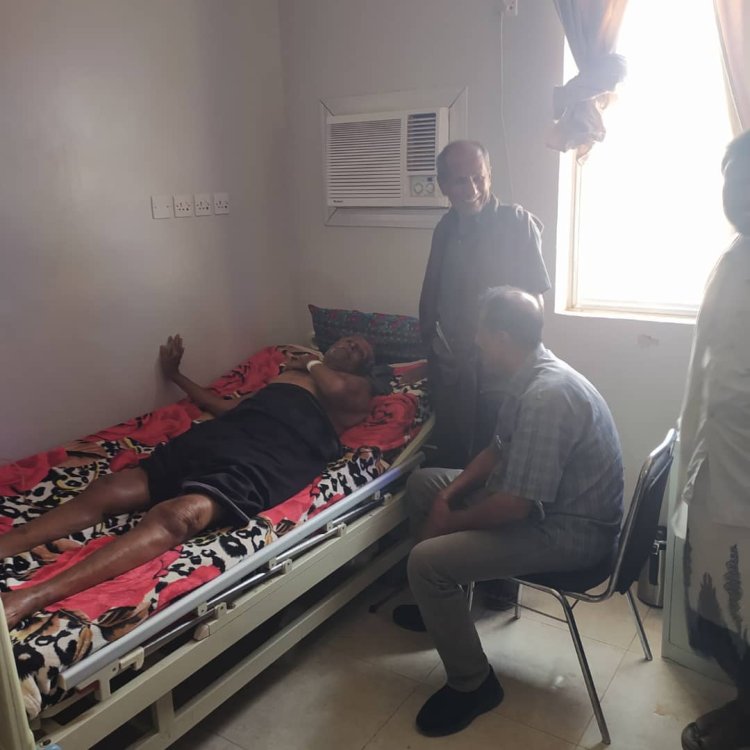 رئيس فريق التوجيه السياسي يطمئن على صحة الشاعر الكبير صالح خميس الحداد بعد إجراء عملية جراحية في عتق